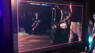 اهنگ خواندن این خواننده لیدی باگ لیدی باگ!!