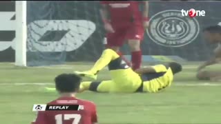 مرگ دلخراش دروازه‌بان اندونزی در برخورد با یک بازیکن