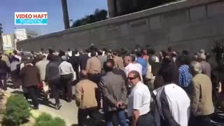 تجمع اعتراضی کسبه پلاسکو مقابل بنیاد مستضعفان