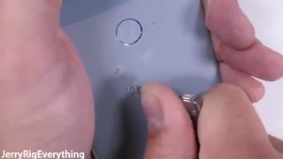 تست مقاومت گوشی پیکسل 2 گوگل در برابر خراش، خم شدگی و حرارت