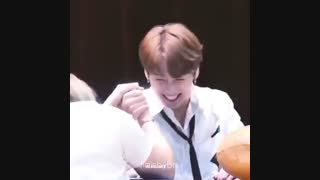 مُچ انداختن کوکی با یکی از فن هاا@@(BTS)