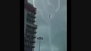 صحنه عجیب مرد در رعد و برق در شمال آمریکا