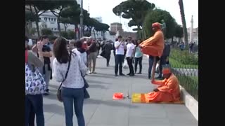 پی بردن به ترفند این دو معرکه گیر در شهر رم  زیاد هم دشوار نیست