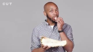 چهره افراد در حال خوردن بدمزه ترین میوه جهان