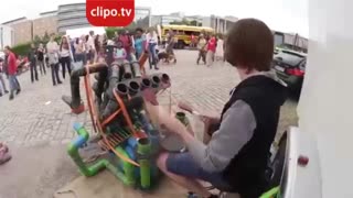 نواختن موسیقی با لوله پولیکا