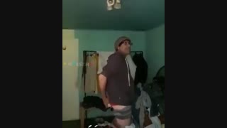 این مرده برق رو از بدنش عبور و لامپ توی دستش رو روشن میکنه