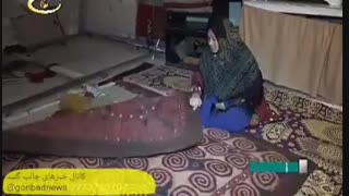 بانوی با همت ترکمنی که با وجود نداشتن یک دست بوسیله پا باانجام کارهای  صنایع دستی  امرار معاش میکند+فیلم