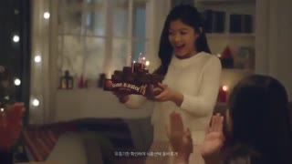 تبلیغ کیم یو جانگ برای کیک شکلاتی(خیلللییی خوشگله)