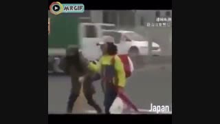 ژاپن_احترام به رانندگانی که پشت خط عابر پیاده توقف کرده اند!
