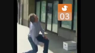 انسانیت یعنی کمک این مرد به یک مادر