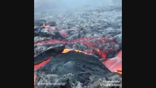 فوران آتشفشان در کنار دریا