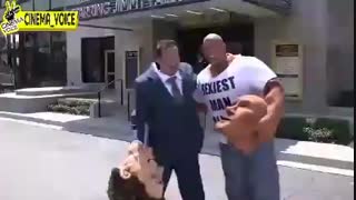 وقتی بازیکن کشتی کج معروف (راک ) اشک طرفداراشو در میاره و اونارو با لباس مبدل سورپرایز میکنه