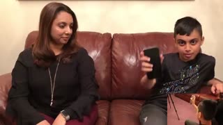 پسری که به راحتی قفل Face ID آیفون X مادرش را دور میزند