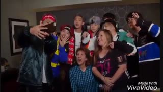 [ BTS] ری اکشن ارمیا وقتی میبینن ماماناشون بی تی اس رو از نزدیک دیدن و باهاشون عکس انداختن T.T ( امروز )