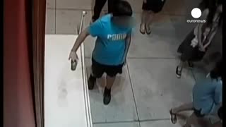 سوراخ شدن تابلوی نقاشی میلیون دلاری با دست پسربچه