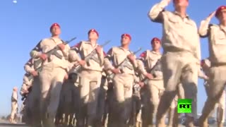 رژه نیروهای روسی مستقر در پایگاه حمیمیم در حضور ولادیمیر پوتین و بشار اسد