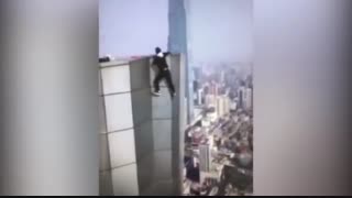 سقوط یک جوان از بالای برج در حین انجام حرکات نمایشی