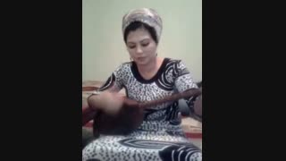 نواختن دوتار توسط بانوی ترکمن