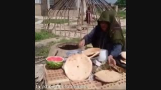 پخت نان ترکمنی توسط بانوان روستایی ترکمن