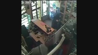 انفجار گوشی گلکسی اس 8 پلاس هنگام تعویض شیشه پشت گوشی