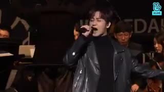 یونگ سنگ  یکی از آهنگای موزیکال رو در مراسم ردکارپت جشنواره فرهنگی کره به تنهایی اجرا کرد .❤️.