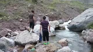 ماهیگیری با مشک در رود خانه