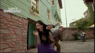 کتک خوردن عفت توسط باباش اونم تو وسط محله