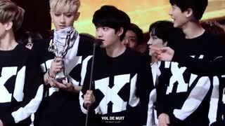 وقتی دی او حرف می زنه و سهون و بکهیون و چانیول مسخرش می کنن -_- ^_^ اکسو EXO