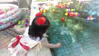 کلیپ زیبای دورهمی کودکان مدل ایرانی روی فرش قرمز