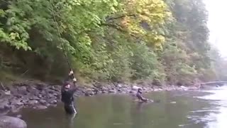 بهترین ویدئوی ماهیگیری با قلاب در رودخانه و گرفتن و رها کردن ماهی