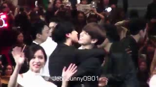 وقتی جونگ کوک گریه میکنه و یوگیوم از GOT7 بغلش میکنه ~