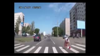 عاقبت کمک به پیرزن بی اعصاب در خیابون !