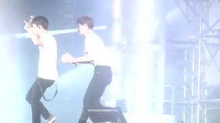 EXO..شوخی شوخی با دی او هم شوخی؟؟خدا بهش رحم کرد فرار کرد@___@