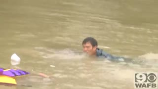 نجات سرنشین خودروی در حال غرق شدن