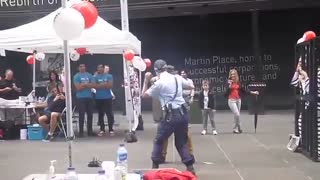 رقص پلیس استرالیایی با مرد بی خانمان در خیابان