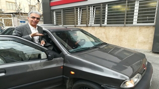 شوخی جالب مجری شبکه 4 با مدیر شبکه 4/ ماجرای‌ تماس‌ تلفنی‌ سایپا‌ با‌ طنزپرداز‌ معروف