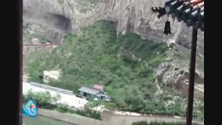 معبدی آویزان در چین!!!