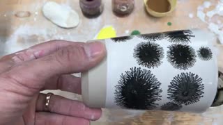 نقاشی جالب روی لیوان های سفالی