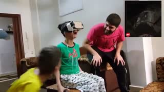 عکس العمل خنده دار دختر بچه به هدست واقعیت مجازی