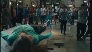 افتادن اجم از طبقه بالای زندان  به خاطر موادی که بهش تزریق شده بود..(سریال avlu)