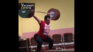 سهراب مرادی موفق شددر یک ضرب وزنه 190 کیلوگرمی را بالای سر ببرد