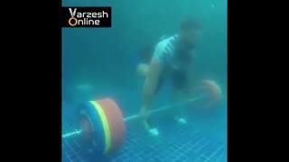 عجیب و باورنکردنی؛ وزنه برداری زیر آب!