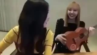 BLACKPINK LISA SINGING THAI SONG AND PLAYING UKELELE ..