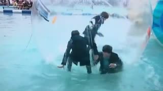 اومه چان بیا بیروووننننن بیااا نباید با اون روانیا اون تو باشیی(ت)