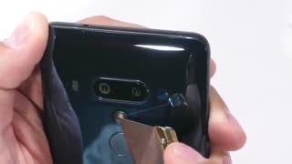 تست مقاومت بدنه HTC U12 پلاس