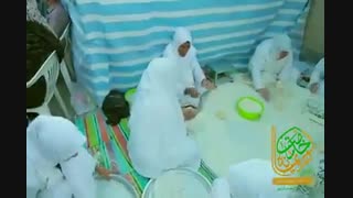 پخت نان صلواتی توسط گروهی از عاشقان امام رضا(علیه‌السلام) در ایام دهه کرامت