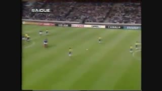 ضربه ایستگاهی روبرتو کارلوس در بازی برزیل - فرانسه ۱۹۹۷