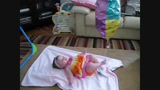 بازی بچه با بادکنک