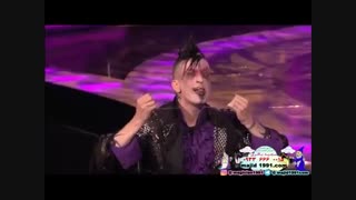 شعبده بازی بیرون کشیدن آدامس از زیر گلو