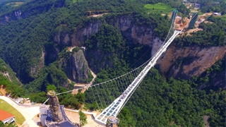 افتتاح طولانی‌ترین پل شیشه‌ای جهان در چین